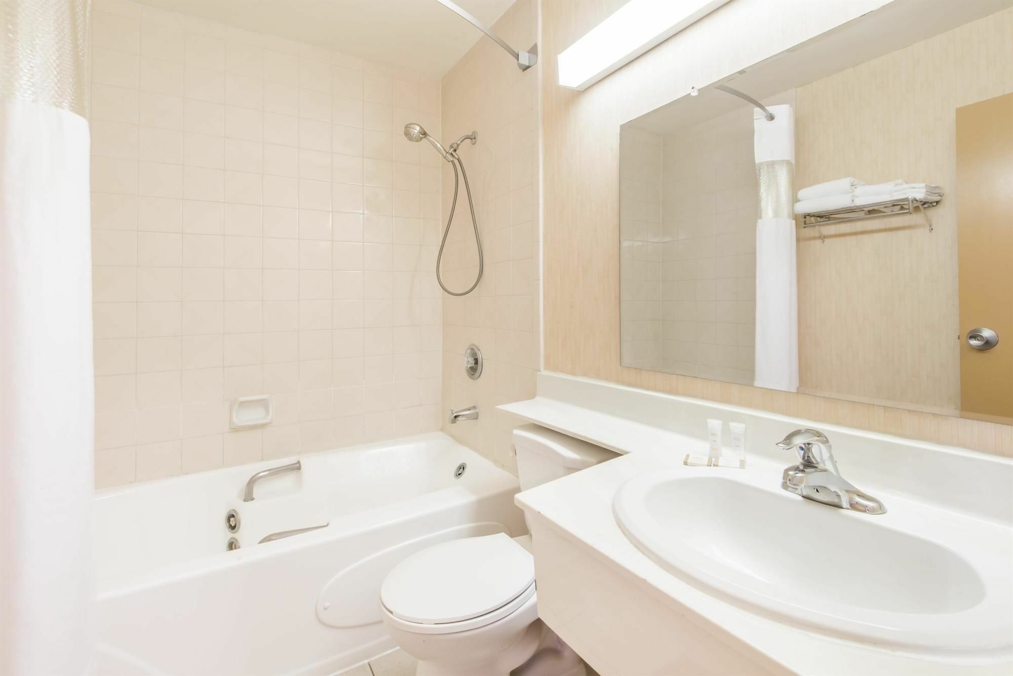 Howard Johnson By Wyndham Kitchener Conestoga Esterno foto