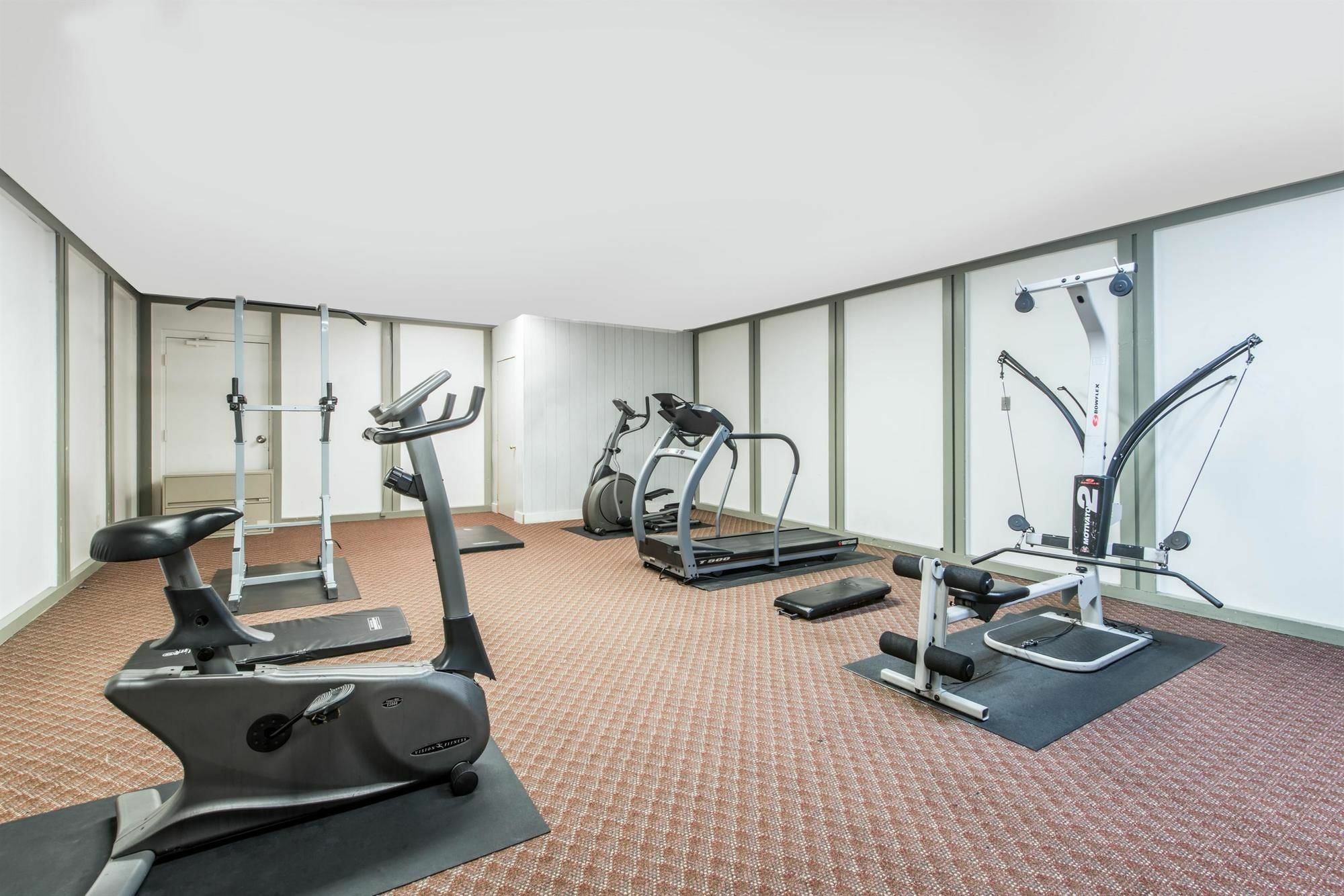 Howard Johnson By Wyndham Kitchener Conestoga Esterno foto