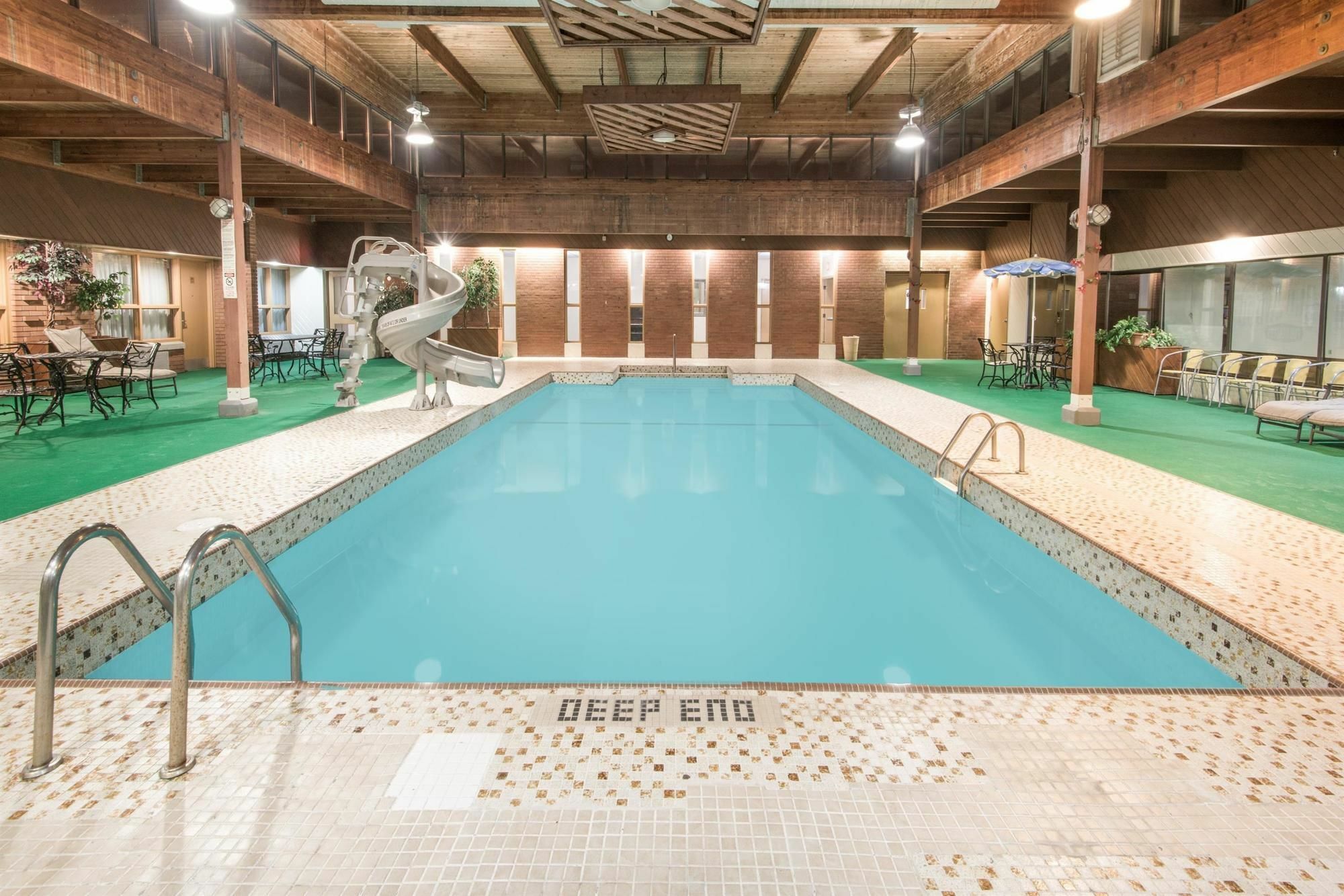 Howard Johnson By Wyndham Kitchener Conestoga Esterno foto
