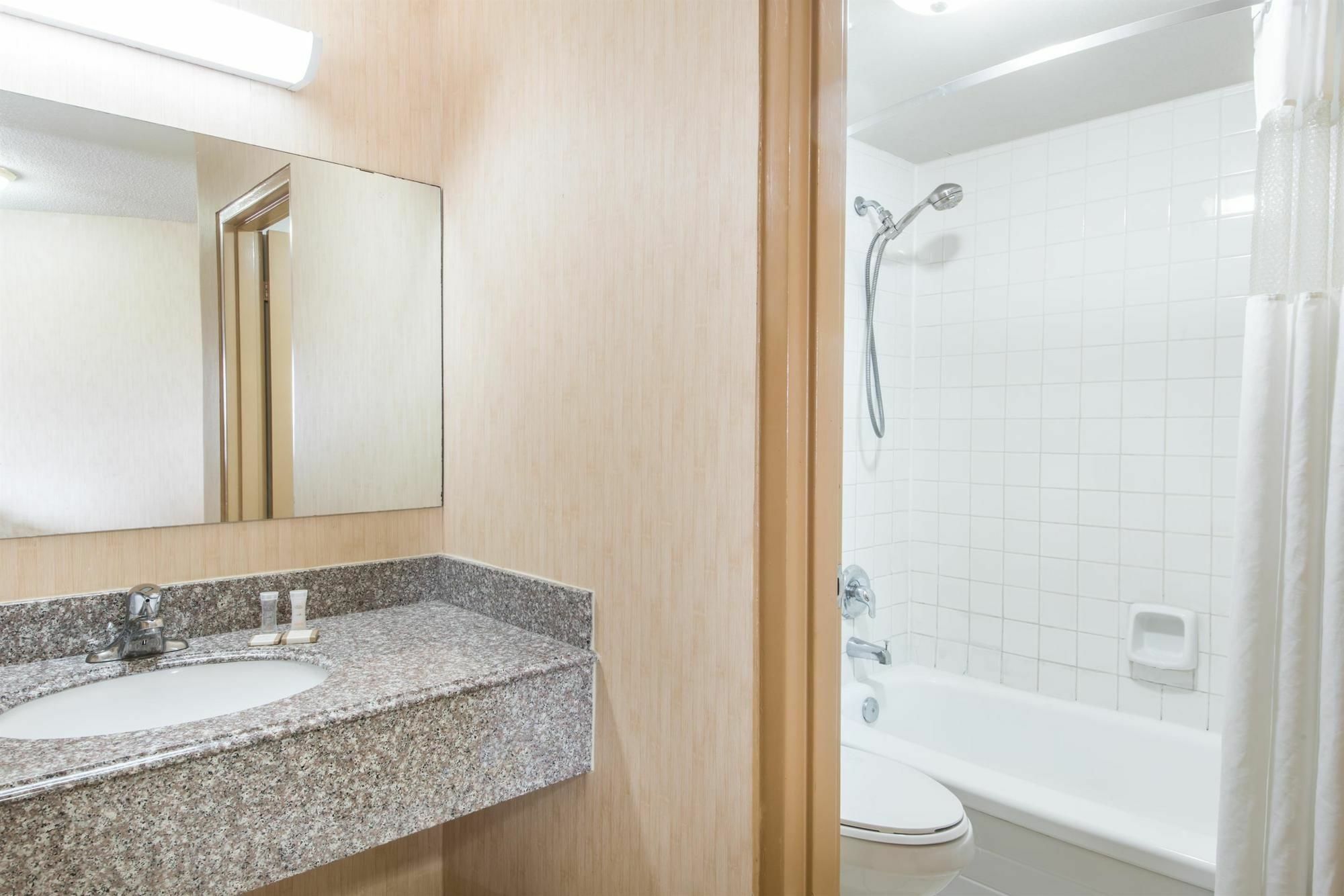 Howard Johnson By Wyndham Kitchener Conestoga Esterno foto